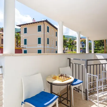 Apartment Vita Lovran شقة